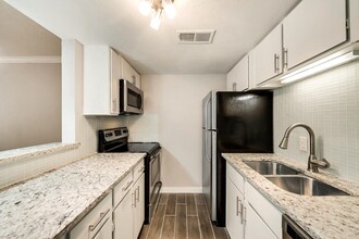 3827 Gilbert Ave, Unit 103 in Dallas, TX - Foto de edificio - Building Photo