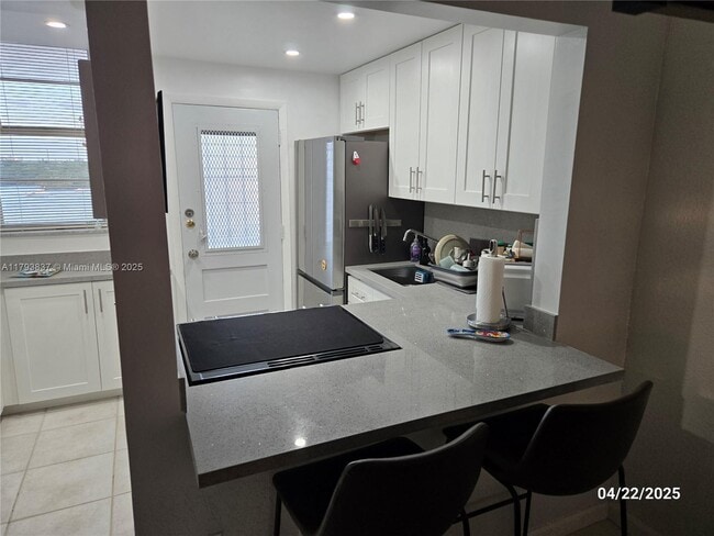 2905 Point East Dr in Aventura, FL - Building Photo - Building Photo
