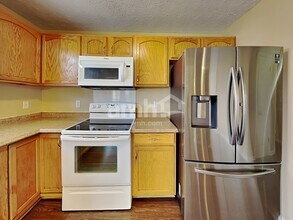 2740 N Whitfield Rd in Clarksville, TN - Foto de edificio - Building Photo