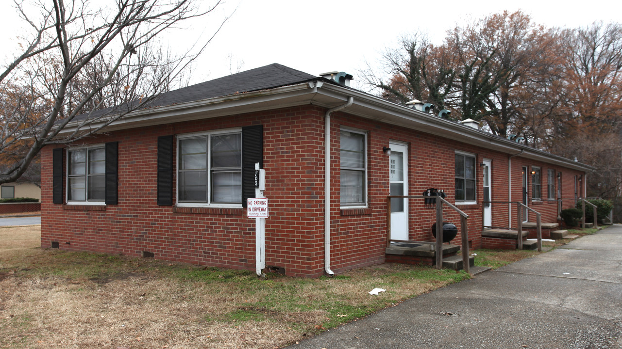 701-713 Summit Ave in Greensboro, NC - Building Photo