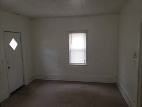 208 Herbert Ave, Unit Apt C in Carmi, IL - Building Photo - Building Photo