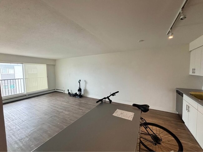 2626 Cook St in Victoria, BC - Building Photo - Building Photo