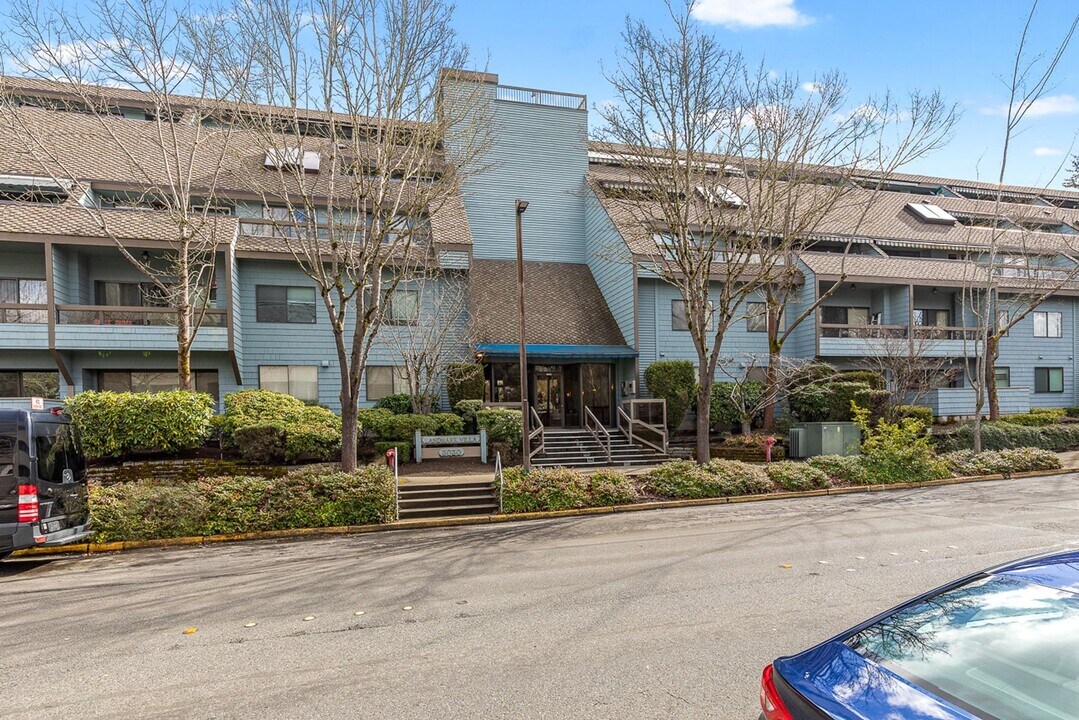 3030 80th Ave SE in Mercer Island, WA - Foto de edificio