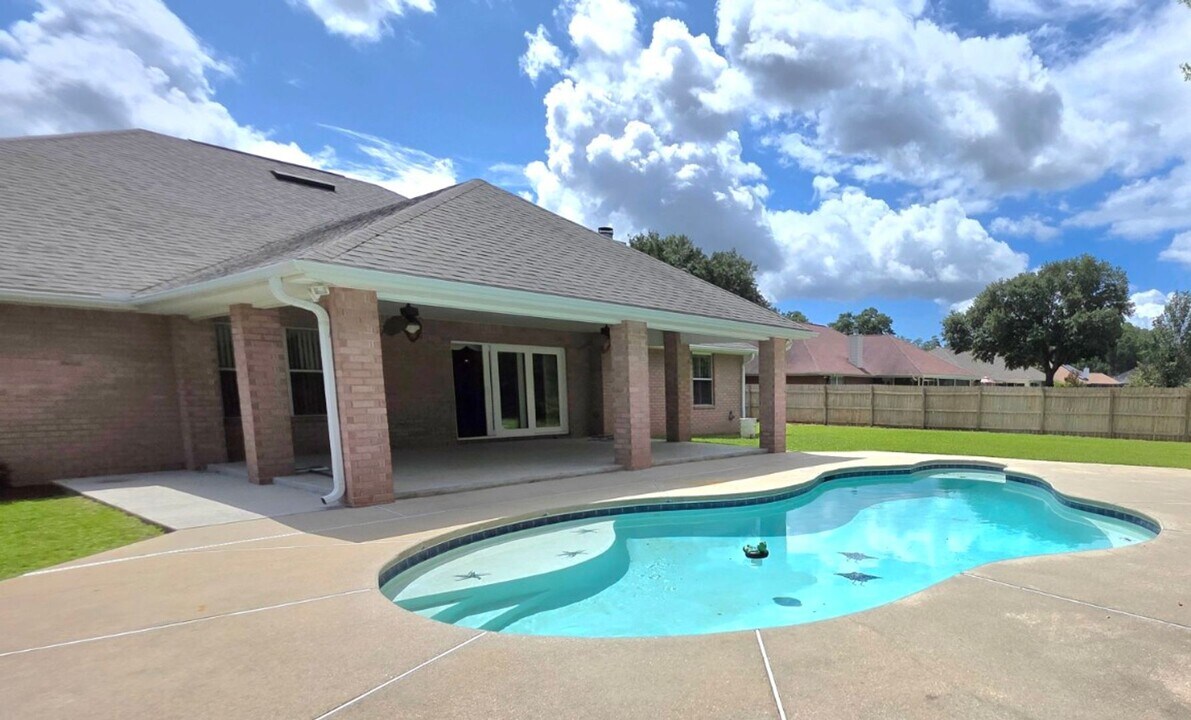 6057 Paige Point Dr in Milton, FL - Building Photo