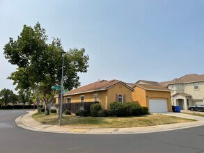 7300 Elvora Way in Elk Grove, CA - Foto de edificio - Building Photo