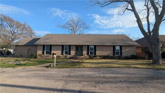 1122 W 6th St in McGregor, TX - Building Photo