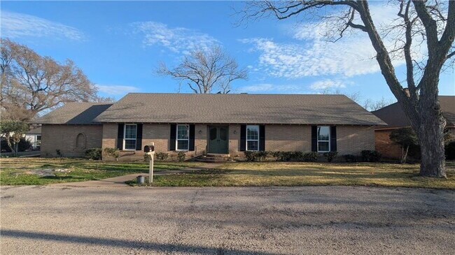 property at 1122 W 6th St