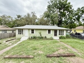 12005 Wanda Ave in New Port Richey, FL - Foto de edificio - Building Photo
