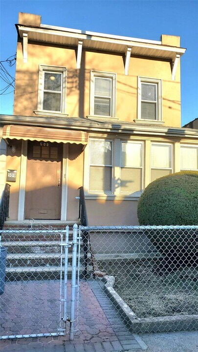 509 E 46th St in Brooklyn, NY - Building Photo