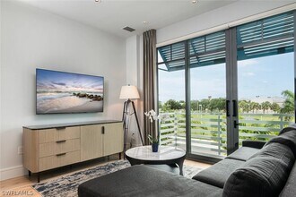 101 8th St S in Naples, FL - Foto de edificio - Building Photo