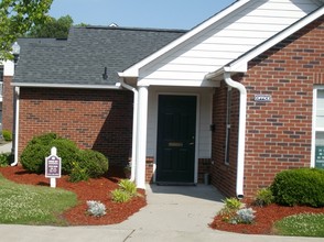 CEDAR KEY APARTMENTS in Summerville, SC - Foto de edificio - Building Photo