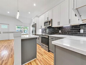 7323 Iwo Jima Rd-Unit -B in Houston, TX - Building Photo - Building Photo