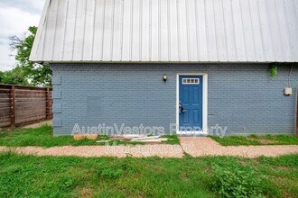 2217 Mission Hill Dr in Austin, TX - Building Photo - Building Photo