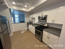16070 W Sunset Blvd in Los Angeles, CA - Building Photo