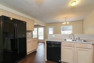 8002 Scarlet Tanager Dr in Humble, TX - Building Photo - Building Photo