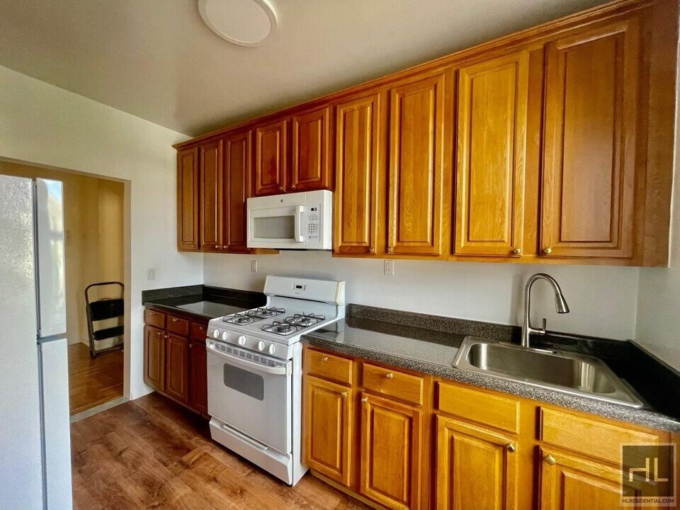 West 171st Street in New York, NY - Building Photo