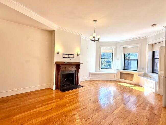 247 Newbury St, Unit 2R