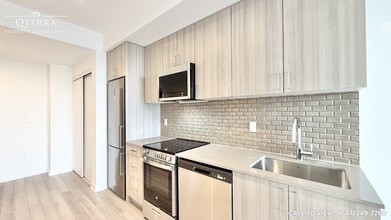 1005 Dundas St E in Oakville, ON - Building Photo - Building Photo