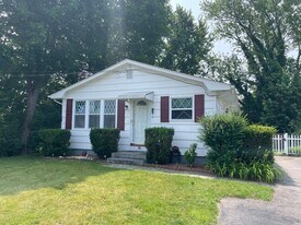 85 Floral Ave in North Kingstown, RI - Building Photo