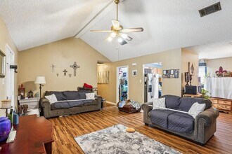 111 Omega St, Unit B in Belle Chasse, LA - Foto de edificio - Building Photo