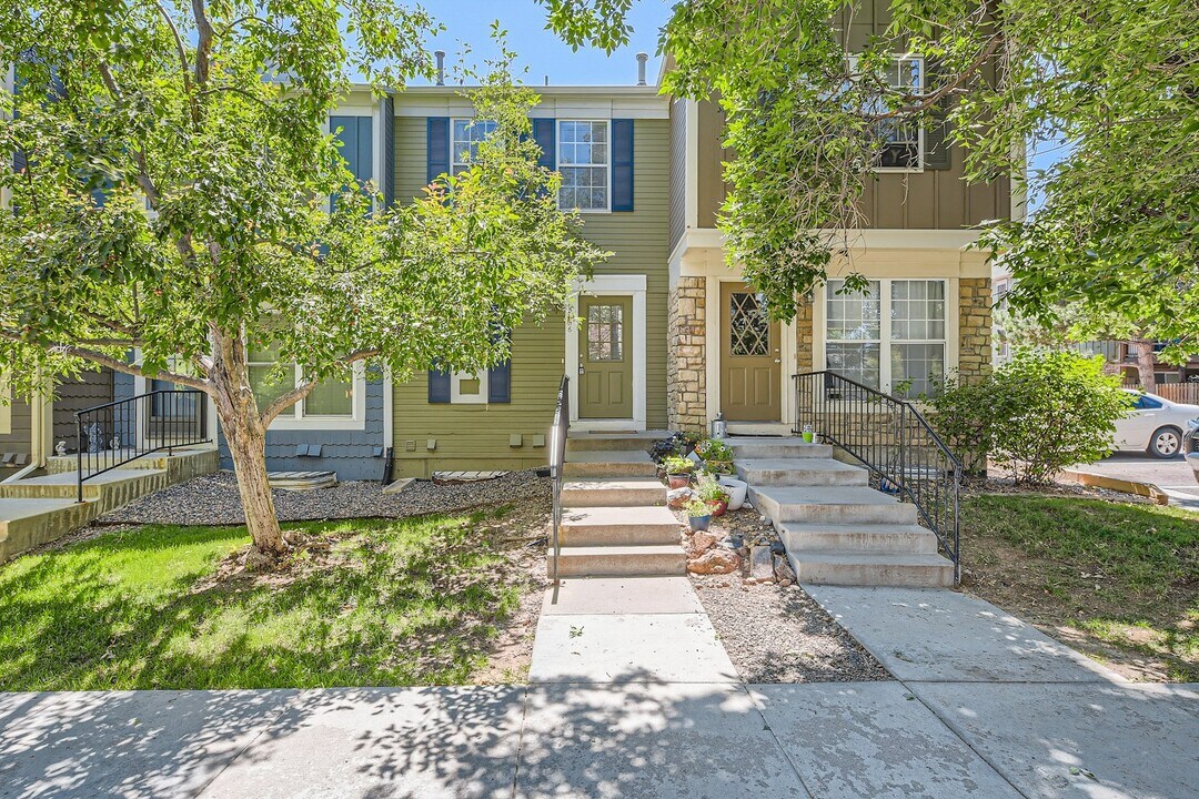 8256 S Fillmore Way in Centennial, CO - Building Photo