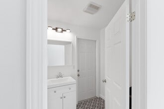 8016 Crosnoe Ave in Panorama City, CA - Foto de edificio - Building Photo
