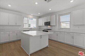 27578 Sanctuary Ct, Unit 336W in Valencia, CA - Building Photo - Building Photo