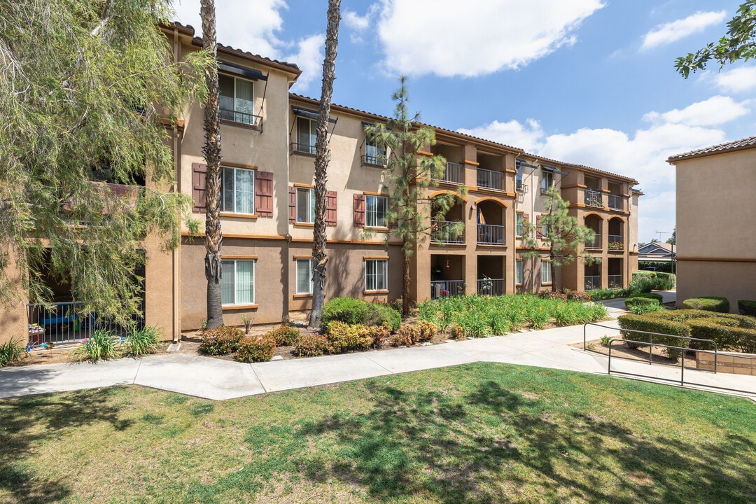 Perris Isle Senior Apartments in Moreno Valley, CA - Foto de edificio