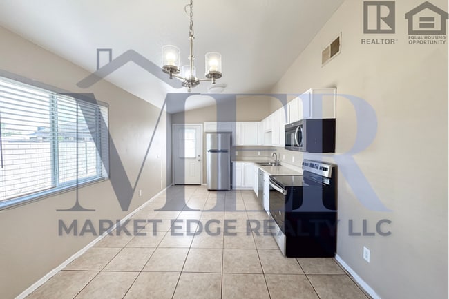 property at 1939 E Raymond St