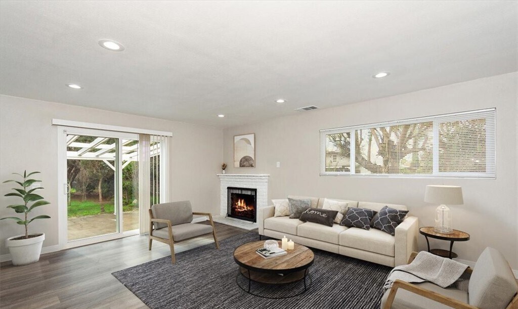 238 E Maple St in Ontario, CA - Building Photo