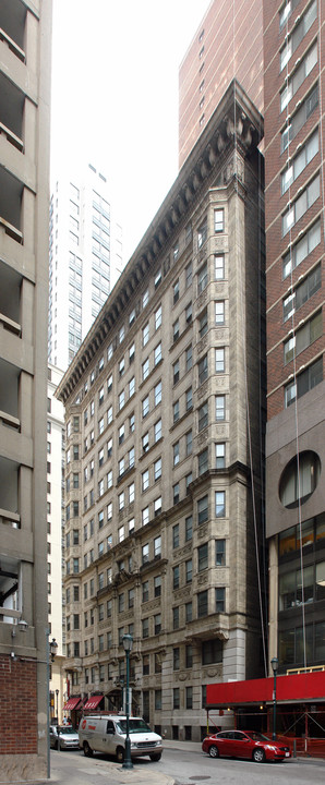 Vida Apartments at 15th & Locust St in Philadelphia, PA - Building Photo