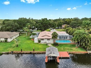 2401 Roberta Ln in Clearwater, FL - Building Photo - Building Photo