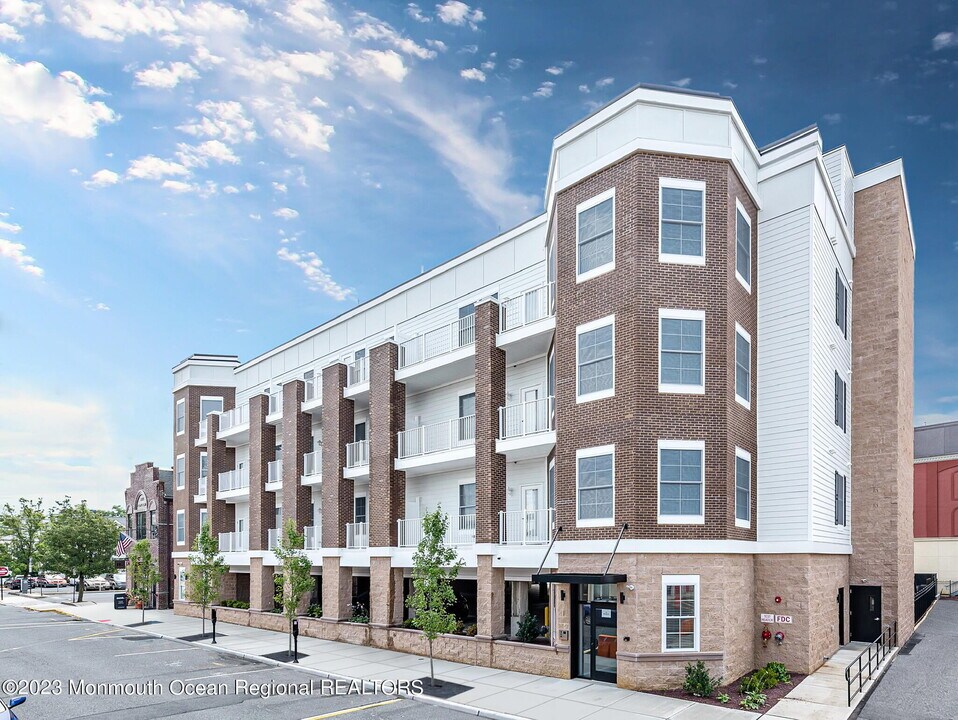 24 Mechanic St in Red Bank, NJ - Building Photo