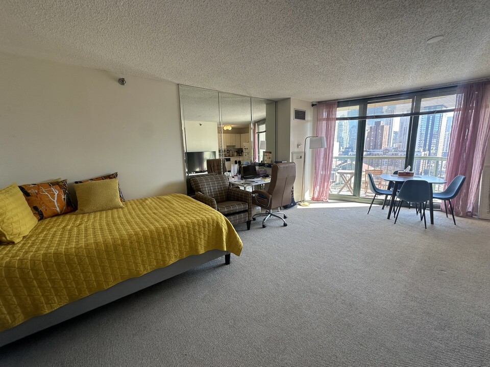 111 W Maple St, Unit 1212 in Chicago, IL - Foto de edificio