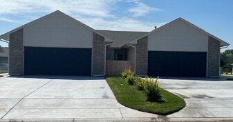 4501 N Sandplum Ct in Wichita, KS - Building Photo