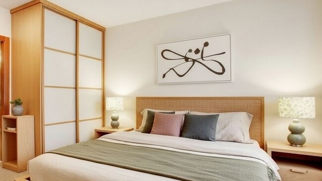 13825 31st Dr, Unit 4e in Flushing, NY - Foto de edificio - Building Photo