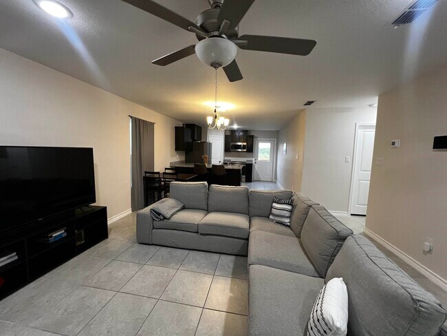 5626 Encanto Dr in Laredo, TX - Building Photo - Building Photo