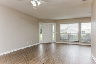 443 SW Lakehurst Dr in Port St. Lucie, FL - Foto de edificio - Building Photo