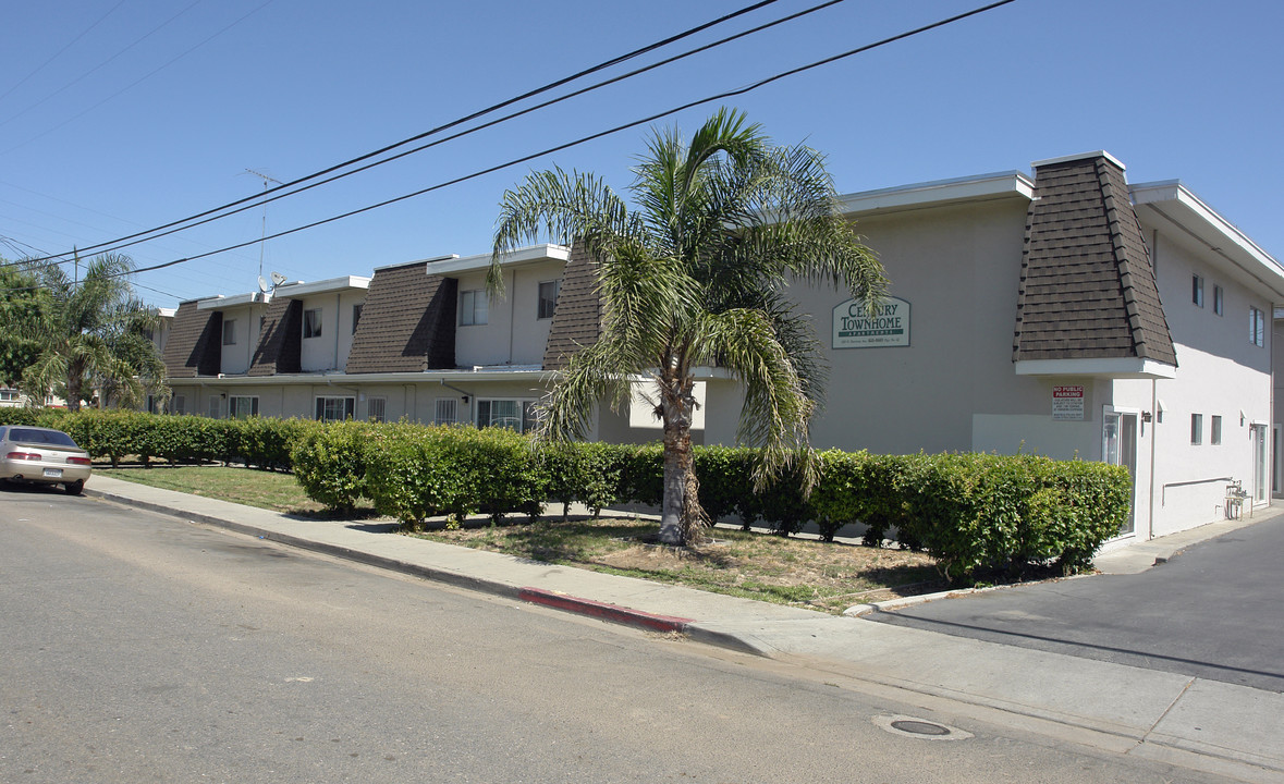 Century Townhomes in Manteca, CA - Building Photo