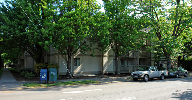 Lawrence Court Apartments in Eugene, OR - Building Photo - Building Photo