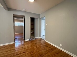 1009 N Parkside Ave, Unit 2 in Chicago, IL - Foto de edificio - Building Photo