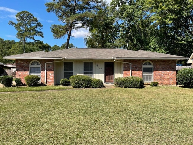 property at 3925 Strathmore Dr
