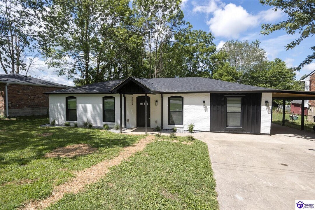 2659 S Wilson Rd in Radcliff, KY - Building Photo