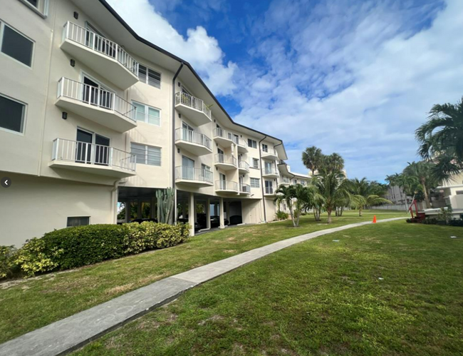 1967 S Ocean Blvd, Unit 218C in Pompano Beach, FL - Foto de edificio - Building Photo