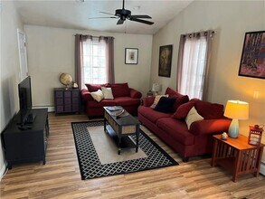 36 Tower Hill Rd in Cumberland, RI - Foto de edificio - Building Photo