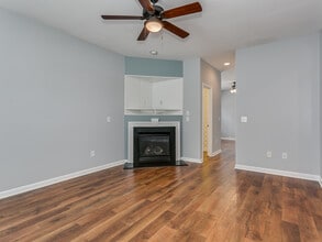 321 Robin Helton Dr in Boiling Springs, SC - Foto de edificio - Building Photo