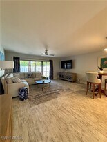800 Meadowland Dr in Naples, FL - Building Photo
