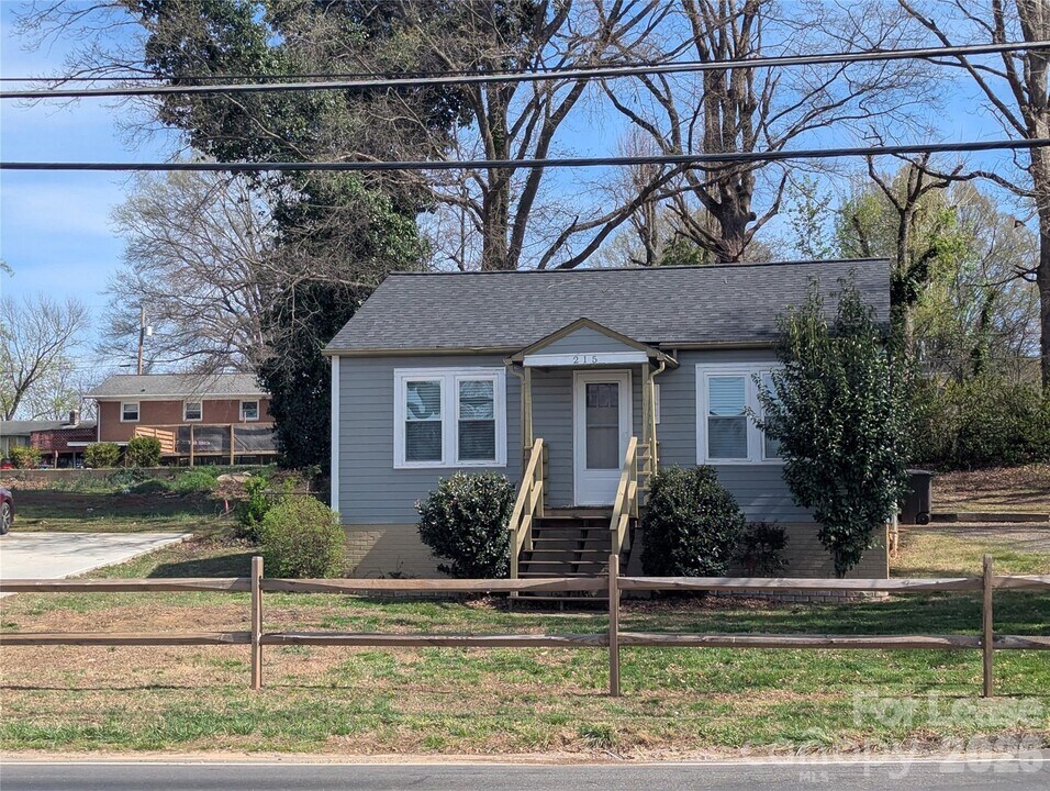 215 Eastside Dr in Statesville, NC - Building Photo