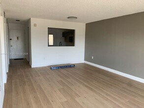 3600 NE 170th St in North Miami Beach, FL - Foto de edificio - Building Photo