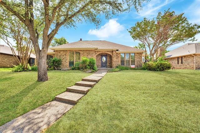 3305 Coyote Way in Plano, TX - Foto de edificio - Building Photo